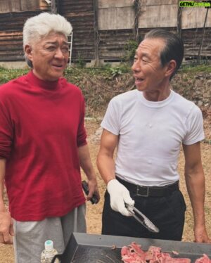 Hitoshi Ozawa Instagram - むかしむかし
ある山で
肉を焼いているおじさんがいました
肉を一切れくださいなと
近づいてみると
おじさんは柳葉さんでした