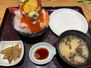 Hitoshi Ozawa Instagram - やはり
北海道らしく海鮮丼食って
東京帰ろう✈️