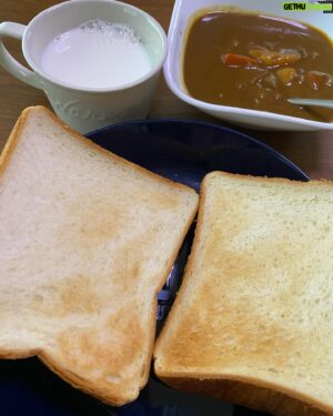 Hitoshi Ozawa Instagram - おはようさん❗️
カレーの二日目
今朝は早起きして飯食って
ブルドッグスの試合に向かおうと
するも、グラウンドが昨夜の雨で
使用中止だと…
試合は中止なのに、今日の気温が
33°予想って…
この無念さを晴しに
ジムとバッティングセンター行く⚾️