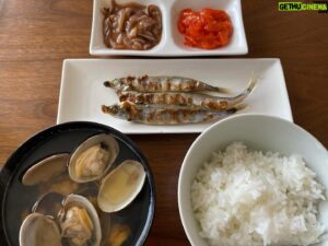 Hitoshi Ozawa Instagram - おはようさん❗️
塩辛マジで美味いから
アサリ汁の和食で❗️
飯食って
今日は昼の炎天下の下
極楽とんぼの山本率いる
チーム神さまとの試合⚾️
山本とのYouTubeコラボ
罰ゲームが遂に実現❗️
