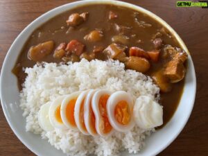 Hitoshi Ozawa Instagram - おはようさん❗️
無性に食いたくなって
昨夜から仕込み
今朝はカレー🍛

今回は、水の代わりに
豚骨ラーメンのスープ
鶏ガラスープ
牛乳とバター
ブイヨン
容量は個人のセンスで

今回はかなり美味いの出来た❗️
毎回美味いが
毎回味を変えるから、毎回違う
店に食べに行く様な感じ👍