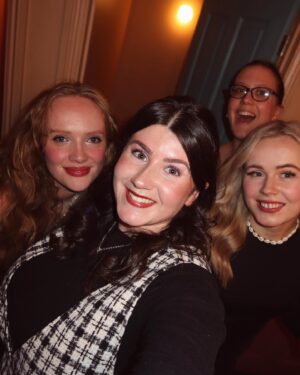 Hollie Arnold Instagram - 𝙶𝚒𝚛𝚕𝚜 𝙽𝚒𝚐𝚑𝚝 🖤👯‍♀️💫
•
•
#outfit #selfie #love #girlsjustwannahavefun #christmas