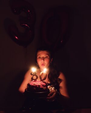 Hollie Arnold Instagram - 𝚃𝙰𝙻𝙺 𝚃𝙷𝙸𝚁𝚃𝚈 𝚃𝙾 𝙼𝙴 🥳🎂💖
•
•
#birthday #birthdaycake #30 #celebration #photooftheday