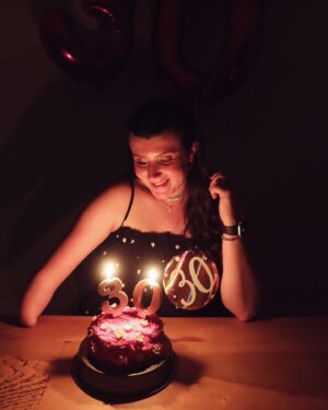 Hollie Arnold Instagram - 𝚃𝙰𝙻𝙺 𝚃𝙷𝙸𝚁𝚃𝚈 𝚃𝙾 𝙼𝙴 🥳🎂💖
•
•
#birthday #birthdaycake #30 #celebration #photooftheday
