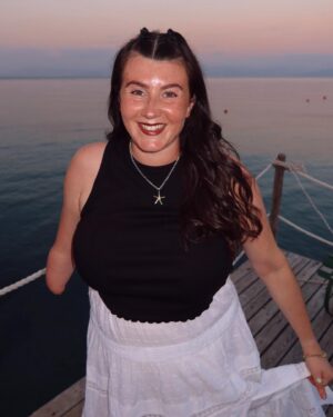 Hollie Arnold Instagram - 𝙼𝚊𝚖𝚖𝚊 𝙼𝚒𝚊! 𝙷𝚎𝚛𝚎 𝙸 𝙶𝚘 𝙰𝚐𝚊𝚒𝚗 🐚🌅🧿
•
•
#greece #holiday #takemeback #mammamia #travel