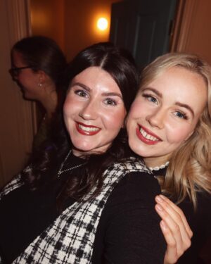 Hollie Arnold Instagram - 𝙶𝚒𝚛𝚕𝚜 𝙽𝚒𝚐𝚑𝚝 🖤👯‍♀️💫
•
•
#outfit #selfie #love #girlsjustwannahavefun #christmas