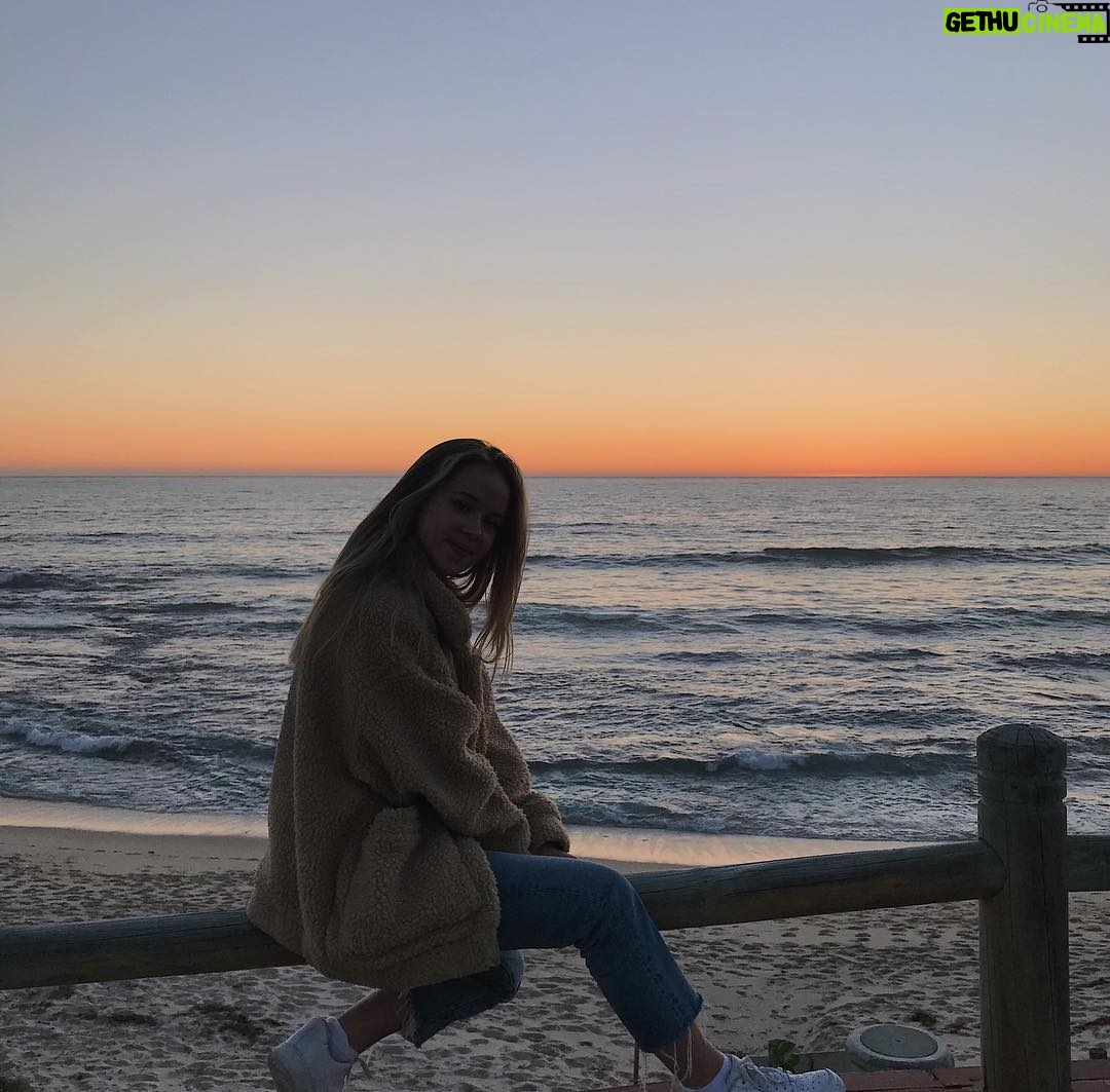 Holly J. Barrett - 3.4K Likes - Sheās home