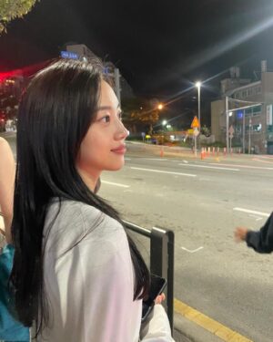 Hong Hwa-yeon Instagram - 달밤산책 🚶🚶‍♀️🚶‍♂️🌙
사실은 우리 단체로 길을 잃었다.. 빠밤빰••💃🕺••🥲🍀🎶 오히려 좋아
