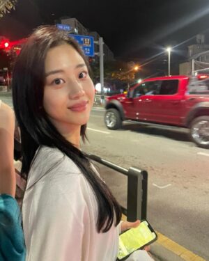 Hong Hwa-yeon Instagram - 달밤산책 🚶🚶‍♀️🚶‍♂️🌙
사실은 우리 단체로 길을 잃었다.. 빠밤빰••💃🕺••🥲🍀🎶 오히려 좋아