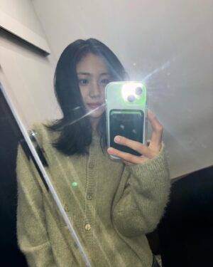 Hong Hwa-yeon Instagram - 푸르른 2024년 ~~~ 🩵🐸🐉🪽🪽