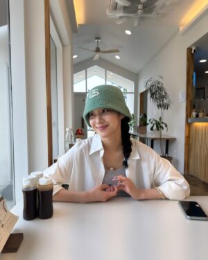 Hong Hwa-yeon Instagram - 제주도 처음 와본 사람~~~~~ 저요~~~ 🤸‍♀️🩵💚💚🫧