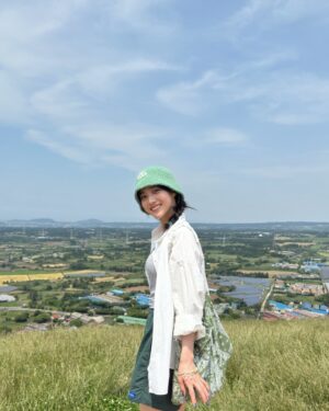 Hong Hwa-yeon Instagram - 제주도 처음 와본 사람~~~~~ 저요~~~ 🤸‍♀️🩵💚💚🫧