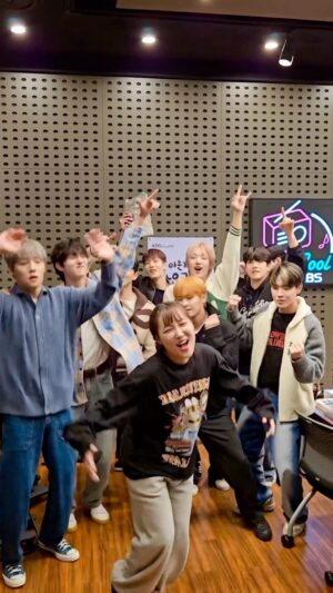 Hong Joo-chan Instagram - 텐디 눈웃음 그거면 돼 ⸜(♡’ᗜ‘♡)⸝ #이은지 님과 함께한 #Feelme_Challenge

#GoldenChild #골든차일드 #GNCD
#Feelme #Feel_GNCD #Challenge #NewMusic
#이대열 #Y #이장준 #TAG #배승민
#봉재현 #김지범 #김동현 #홍주찬 #최보민
#LEEDAEYEOL #CHOISUNGYUN #LEEJANGJUN #SONYOUNGTAEK #BAESEUNGMIN
#BONGJAEHYUN #KIMJIBEOM #KIMDONGHYUN #HONGJOOCHAN #CHOIBOMIN