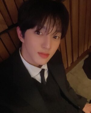 Hong Joo-chan Instagram - 안녕하세요 ‘반짝이는 워터멜론’ 에서 ‘하은호’ 역할을 맡은 골든차일드 봉재현 입니다!
마지막 화까지 시청해주신 모든 분들 그리고 골드니스 한테 너무 감사하다고 말씀 드리고 싶습니다! 촬영 하는 동안 옆에서 어려워 하는 저를 계속 도와주신 손정현 감독님 최원영 선배님 서영희 선배님 려운이형 한테도 너무 감사하다고 전하고 싶습니다! 우리 헤메스 스탭들도 너무 고생했어! 그대들이 있기에 너무 이쁘게 잘 나왔어😉
오늘을 끝으로 은호를 보내줘야하지만 은호를 연기 할수 있어서 너무 행복했고 영광이였습니다! 앞으로 더 열심히 노력하는 봉재현이 되도록 하겠습니다!

마지막으로 청춘은 반짝이는 워터멜론이고 반짝일 수 있을 때 반짝이세요! 그런다고 지구가 멸망하지 않습니다!

은호 잘가!! 너를 연기 할수 있어서 너무 행복하고 영광이였어☺