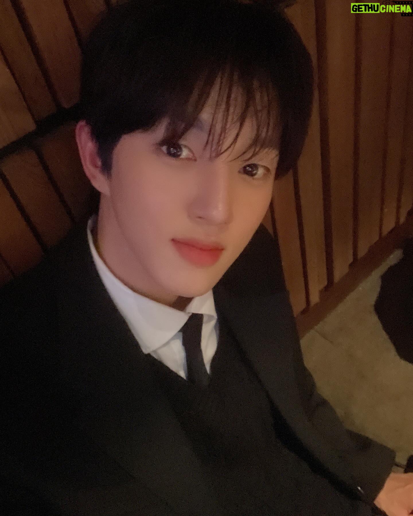 Hong Joo-chan - 382.7K Likes - 안녕하세요 ‘반짝이는 워터멜론’ 에서 ‘하은호’ 역할을 맡은 골든차일드 봉재현 입니다!
마지막 화까지 시청해주신 모든 분들 그리고 골드니스 한테 너무 감사하다고 말씀 드리고 싶습니다! 촬영 하는 동안 옆에서 어려워 하는 저를 계속 도와주신 손정현 감독님 최원영 선배님 서영희 선배님 려운이형 한테도 너무 감사하다고 전하고 싶습니다! 우리 헤메스 스탭들도 너무 고생했어! 그대들이 있기에 너무 이쁘게 잘 나왔어😉
오늘을 끝으로 은호를 보내줘야하지만 은호를 연기 할수 있어서 너무 행복했고 영광이였습니다! 앞으로 더 열심히 노력하는 봉재현이 되도록 하겠습니다!
마지막으로 청춘은 반짝이는 워터멜론이고 반짝일 수 있을 때 반짝이세요! 그런다고 지구가 멸망하지 않습니다!
은호 잘가!! 너를 연기 할수 있어서 너무 행복하고 영광이였어☺