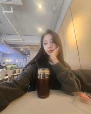 Hong Seo-hee Instagram - 🎀
셀카.. 어렵다용