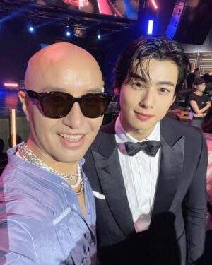 Hong Seok-cheon Instagram - 시작은 불안하고 어설프고 긴장되지만  그 노력과 열정은 언젠가 값진 열매를 맺는다  포기하지말고 꿋꿋하자 그리고 견디자  데뷔 100일만에 정글의법칙을 촬영했던 은우  이젠 어엿한 대한민국 연예계의 대표얼굴이 됐네  참 뿌듯하고 자랑스럽다  수백장 니 얼굴을 찍어줬었는데 그 핸드폰을 잃어버리다니  오랜만에 한장이 더 반갑다 ㅎㅎㅎ 존경하는 최민식 이성민 선배님처럼 최고의 배우가 되길  모두가 멋진 밤  #차은우  #車銀優 #车银优  #chaeunwoo  #전현무 #하정우 존경하는 #최민식 선배님 #도경수 #덱스 #문상민 #박지훈 #유재석 #김요한  이날의 영상은 편집해서 유투브 @홍석천tv 에 올려볼게여 ㅎㅎㅎ  #청룡시리즈어워즈