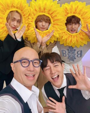 Hong Seok-cheon Instagram - 해바라기는 누굴 하염없이 바라만본답니다  라이즈 팬분들도  보석함 팬분들도  변하지말고 사랑주세여  보답할게여  #홍석천의보석함  #라이즈 #riize  #김똘똘 #impossible