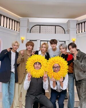 Hong Seok-cheon Instagram - 해바라기는 누굴 하염없이 바라만본답니다  라이즈 팬분들도  보석함 팬분들도  변하지말고 사랑주세여  보답할게여  #홍석천의보석함  #라이즈 #riize  #김똘똘 #impossible