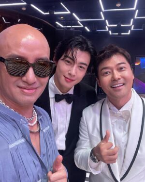 Hong Seok-cheon Instagram - 시작은 불안하고 어설프고 긴장되지만  그 노력과 열정은 언젠가 값진 열매를 맺는다  포기하지말고 꿋꿋하자 그리고 견디자  데뷔 100일만에 정글의법칙을 촬영했던 은우  이젠 어엿한 대한민국 연예계의 대표얼굴이 됐네  참 뿌듯하고 자랑스럽다  수백장 니 얼굴을 찍어줬었는데 그 핸드폰을 잃어버리다니  오랜만에 한장이 더 반갑다 ㅎㅎㅎ 존경하는 최민식 이성민 선배님처럼 최고의 배우가 되길  모두가 멋진 밤  #차은우  #車銀優 #车银优  #chaeunwoo  #전현무 #하정우 존경하는 #최민식 선배님 #도경수 #덱스 #문상민 #박지훈 #유재석 #김요한  이날의 영상은 편집해서 유투브 @홍석천tv 에 올려볼게여 ㅎㅎㅎ  #청룡시리즈어워즈