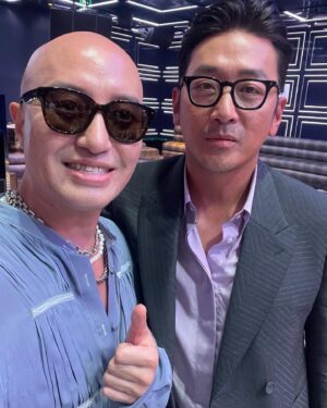 Hong Seok-cheon Instagram - 시작은 불안하고 어설프고 긴장되지만  그 노력과 열정은 언젠가 값진 열매를 맺는다  포기하지말고 꿋꿋하자 그리고 견디자  데뷔 100일만에 정글의법칙을 촬영했던 은우  이젠 어엿한 대한민국 연예계의 대표얼굴이 됐네  참 뿌듯하고 자랑스럽다  수백장 니 얼굴을 찍어줬었는데 그 핸드폰을 잃어버리다니  오랜만에 한장이 더 반갑다 ㅎㅎㅎ 존경하는 최민식 이성민 선배님처럼 최고의 배우가 되길  모두가 멋진 밤  #차은우  #車銀優 #车银优  #chaeunwoo  #전현무 #하정우 존경하는 #최민식 선배님 #도경수 #덱스 #문상민 #박지훈 #유재석 #김요한  이날의 영상은 편집해서 유투브 @홍석천tv 에 올려볼게여 ㅎㅎㅎ  #청룡시리즈어워즈