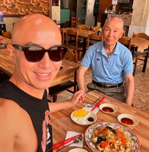 Hong Seok-cheon Instagram - 고향 청양  부모님과 늦은 점심  초등학교때 반에서 1등 성적표를 받아오면  아빠는 늘 이 중국집에 데려오셨다  짜장면과 탕수육  내가 먹고싶은거 사주시면서 우리아들 장하다 잘했다  커서 훌륭한 사람되라  칭찬해주시던 그 기억이 아직도 생생하다  90살을 앞둔 엄마아빠  늙고 작아지고 힘도 많이 빠지셧지만  53살 아들이 아직도 귀여우신가보다  이런 조건없는 사랑 언제까지 누릴수있을까  나도 이런 사랑을 누구에게 나눠줄수있을까  언제나 숙제다  착하게 키워주신 부모님 사랑해요  건강하세여 엄마아빠