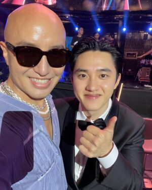 Hong Seok-cheon Instagram - 시작은 불안하고 어설프고 긴장되지만  그 노력과 열정은 언젠가 값진 열매를 맺는다  포기하지말고 꿋꿋하자 그리고 견디자  데뷔 100일만에 정글의법칙을 촬영했던 은우  이젠 어엿한 대한민국 연예계의 대표얼굴이 됐네  참 뿌듯하고 자랑스럽다  수백장 니 얼굴을 찍어줬었는데 그 핸드폰을 잃어버리다니  오랜만에 한장이 더 반갑다 ㅎㅎㅎ 존경하는 최민식 이성민 선배님처럼 최고의 배우가 되길  모두가 멋진 밤  #차은우  #車銀優 #车银优  #chaeunwoo  #전현무 #하정우 존경하는 #최민식 선배님 #도경수 #덱스 #문상민 #박지훈 #유재석 #김요한  이날의 영상은 편집해서 유투브 @홍석천tv 에 올려볼게여 ㅎㅎㅎ  #청룡시리즈어워즈