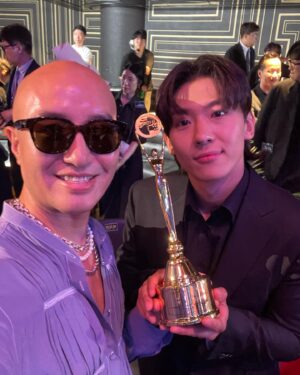 Hong Seok-cheon Instagram - 시작은 불안하고 어설프고 긴장되지만  그 노력과 열정은 언젠가 값진 열매를 맺는다  포기하지말고 꿋꿋하자 그리고 견디자  데뷔 100일만에 정글의법칙을 촬영했던 은우  이젠 어엿한 대한민국 연예계의 대표얼굴이 됐네  참 뿌듯하고 자랑스럽다  수백장 니 얼굴을 찍어줬었는데 그 핸드폰을 잃어버리다니  오랜만에 한장이 더 반갑다 ㅎㅎㅎ 존경하는 최민식 이성민 선배님처럼 최고의 배우가 되길  모두가 멋진 밤  #차은우  #車銀優 #车银优  #chaeunwoo  #전현무 #하정우 존경하는 #최민식 선배님 #도경수 #덱스 #문상민 #박지훈 #유재석 #김요한  이날의 영상은 편집해서 유투브 @홍석천tv 에 올려볼게여 ㅎㅎㅎ  #청룡시리즈어워즈