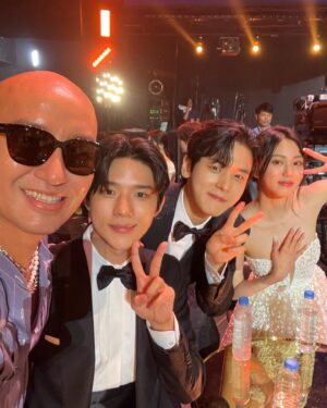 Hong Seok-cheon Instagram - 시작은 불안하고 어설프고 긴장되지만  그 노력과 열정은 언젠가 값진 열매를 맺는다  포기하지말고 꿋꿋하자 그리고 견디자  데뷔 100일만에 정글의법칙을 촬영했던 은우  이젠 어엿한 대한민국 연예계의 대표얼굴이 됐네  참 뿌듯하고 자랑스럽다  수백장 니 얼굴을 찍어줬었는데 그 핸드폰을 잃어버리다니  오랜만에 한장이 더 반갑다 ㅎㅎㅎ 존경하는 최민식 이성민 선배님처럼 최고의 배우가 되길  모두가 멋진 밤  #차은우  #車銀優 #车银优  #chaeunwoo  #전현무 #하정우 존경하는 #최민식 선배님 #도경수 #덱스 #문상민 #박지훈 #유재석 #김요한  이날의 영상은 편집해서 유투브 @홍석천tv 에 올려볼게여 ㅎㅎㅎ  #청룡시리즈어워즈