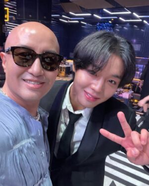 Hong Seok-cheon Instagram - 시작은 불안하고 어설프고 긴장되지만  그 노력과 열정은 언젠가 값진 열매를 맺는다  포기하지말고 꿋꿋하자 그리고 견디자  데뷔 100일만에 정글의법칙을 촬영했던 은우  이젠 어엿한 대한민국 연예계의 대표얼굴이 됐네  참 뿌듯하고 자랑스럽다  수백장 니 얼굴을 찍어줬었는데 그 핸드폰을 잃어버리다니  오랜만에 한장이 더 반갑다 ㅎㅎㅎ 존경하는 최민식 이성민 선배님처럼 최고의 배우가 되길  모두가 멋진 밤  #차은우  #車銀優 #车银优  #chaeunwoo  #전현무 #하정우 존경하는 #최민식 선배님 #도경수 #덱스 #문상민 #박지훈 #유재석 #김요한  이날의 영상은 편집해서 유투브 @홍석천tv 에 올려볼게여 ㅎㅎㅎ  #청룡시리즈어워즈