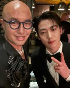Hong Seok-cheon Instagram - 시작은 불안하고 어설프고 긴장되지만  그 노력과 열정은 언젠가 값진 열매를 맺는다  포기하지말고 꿋꿋하자 그리고 견디자  데뷔 100일만에 정글의법칙을 촬영했던 은우  이젠 어엿한 대한민국 연예계의 대표얼굴이 됐네  참 뿌듯하고 자랑스럽다  수백장 니 얼굴을 찍어줬었는데 그 핸드폰을 잃어버리다니  오랜만에 한장이 더 반갑다 ㅎㅎㅎ 존경하는 최민식 이성민 선배님처럼 최고의 배우가 되길  모두가 멋진 밤  #차은우  #車銀優 #车银优  #chaeunwoo  #전현무 #하정우 존경하는 #최민식 선배님 #도경수 #덱스 #문상민 #박지훈 #유재석 #김요한  이날의 영상은 편집해서 유투브 @홍석천tv 에 올려볼게여 ㅎㅎㅎ  #청룡시리즈어워즈