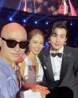 Hong Seok-cheon Instagram - 행복했던 어제의 기억들  한여름밤의 꿈 오랜만에 보는 여동생들  다들 예쁘다  #청룡시리즈어워즈  #송혜교 #宋慧乔 #宋慧喬 
#songhyegyo  #윤아 #임윤아 #임지연 #girlsgenerations  #유리 #권유리 #정려원 #하니 #안희연 #츄 #주현영 #김아영 #가비 #이은지  아 은우사진은 따로 남배우편에 ㅎㅎㅎ은우는 여자들 얼굴에 안밀려 ㅎㅎ
