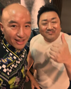 Hong Seok-cheon Instagram - 우리 여진구  새영화 #하이재킹 시사회  정말 많은 분들이 오셨네여  대박기원  나의보석 진구의 악역 연기 기대할게  흥행 가즈아  #여진구 #하정우 #성동일 #하이재킹 #마동석 #고창석 #임시완 #에일리 #김준수 #유지태  #홍석천의보석함  @greedilous  #박윤희 디자이너