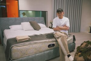 Hong Yu Hong Instagram - 有一次我停車旁邊剛好有一間席夢思
想說反正也在等人 就進去逛看看
因為剛好想要買枕頭 結果它那個服務人員
莫名奇妙把我帶到一個神秘的小空間
然後那個小空間裡面有一張床
它帶著笑意跟我說 你可以躺躺看沒事 不用錢
我看著她 也盛情難卻 不然躺一下好了
就這麼一下 那天我買了三張床回去
如果你們有經過席夢思 盡量不要跟店員對到眼
也盡量不要接近一張叫做Sora天空的床
這不是業配 這是真人真事

@simmons.taiwan 
#simmons席夢思
#simmons席夢思台中品牌概念館
#席夢思品牌概念館 
#席夢思支持你的每一種精彩 
#這就是我要的床
#只有你懂的爽快