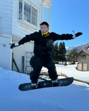 Hong Yu Hong Instagram - 還在煩惱滑雪的時候如何穿搭？
還在煩惱S Turn的時候不夠亮眼？
今天為各位寶寶們示範的風格是 
雪國阿尼基 

頭盔：忘了哪買的
護目鏡：偉翔送的
上衣：我知道在哪買但是不跟你說
內搭：普利司通輪胎
褲子：我知道在哪買但是不跟你說
鞋子：BURTON
雪板：ROME啥小的
煙：日本七星中淡軟盒包
攝影 @mia_1101_ 

希望您會喜歡💕