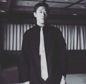 Hong Yu Hong Instagram - 廖欸他是我們三個之中最值得被肯定的
每次做音樂 還是工作上 總是督促著我們
也扛下最多的責任….

其實在知道入圍金曲獎的那一刻
我們三個都相當開心
然而又得知金曲獎當天 
我們在高雄有個演出
所以我們後來就開始討論去不去
我本來就沒啥信心
所以一開始是想說
真的趕不上就別去了
但廖欸很重視這個典禮
開始去溝通 再怎樣都要去出席
就算只有一下子 所以我們昨天
一行人就這樣慌忙的北上南下
就在我們在高雄演出完的時候
一上車剛好正頒到最佳演唱組合
五個人停在路邊看著一台小手機
然而結局不是我們想像的那麼美好
但是也是謝謝評審讓我們入圍
因為我是屬於看很開那種 當下🚬就點下去了
抽著菸坐在最後排 看著我另外兩個團員
廖欸只講了一句 這輩子我沒拿到
我不會放棄的 接下來的所有人
一句話都沒講 一路沈默到台中..

坐在最後排的我其實看了蠻酸的..
我講了兩次最後排是因為
你們也知道LM第三排很難坐
趁機討拍一下😘

我其實很想跟廖欸說…

別氣餒兄弟
如果你想要獎座 我車廠那邊
有去年我得的年度車隊造型獎
你可以拿去 如果真的還不夠
洋蔥也有上次參加三鐵的獎牌
真的再不滿意 我小時候有得一張
查字典比賽冠軍的獎狀 
你都拿去吧 兄弟無能 再多也沒了
不過為了你 我今天很早就起床
因為我希望能在幫你拼一個冠軍獎杯
不信你往右滑