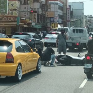 Hong Yu Hong Instagram - 車禍是昨天的事
經過是這樣的 首先我不喝酒 沒酒駕
再來那是北屯路住台中的都知道那是超塞的地方
我也沒開快車沒飆車 然後我是外線道切內線道
那台機車也是機車道切到外線道 在切到內線道
看到來不及就碰到了 對方是一對夫妻加一隻狗
車碰到都小事 對方有擦傷 但人也客客氣氣的
也有叫警察來 我們有互留聯絡方式
那些雞巴的酸民要講我飆車 還是開改裝車
說我的錯 我也懶得去跟你們哭爸哭母
就只是一個單純的小擦撞 昨天發生的事
我自己都覺得沒怎樣沒講了 
我不知道新聞報成這樣浪費資源要幹嘛
對方很客氣 我也很客氣 人家受傷 我沒事
我有包個紅包 也有叫他們先去醫院檢查
也有留電話給他們 善後他們機車修復的事
這本來就是基本要處理的人情事理
新聞下標下到害我被講成 好像我的錯
撞人花錢霸氣花錢賠一賠就沒事一樣
卡正經ㄟ啦 別再害我了
