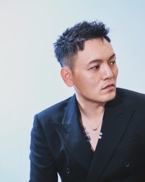Hong Yu Hong Instagram - 感謝你們讓我不像去公祭
-
Stylist / 我的浪漫工作室 @mia_1101_ 
Asst. / @___vickyrin_ 
Hair Stylist / Flux髮廊 @ivan920314 
Tailor / 佳珍姐

Suit / #Versace @versace 
Jewelry / #Piaget @piaget