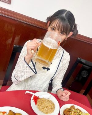 Honoka Akimoto Instagram - .
かんぱーーーーい🤭🍺

#TEAMSHACHI
#秋本帆華
#スタプラ #idol

新曲『のんあるすいけんfeat.炒飯』
TikTok先行配信スタート🐼
可愛い曲です♪
#のんすい よろしくお願いします☺️