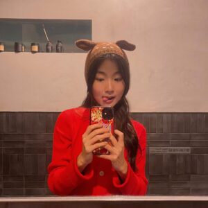 Hsu An-Chih Instagram - 最近，喜歡在生活裡放入一點紅。