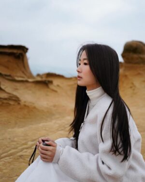 Hsu An-Chih Instagram - 海岸的岩石像是一塊塊凝固的時間，
感覺登入了另一座星球 🪐