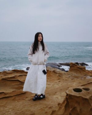 Hsu An-Chih Instagram - 海岸的岩石像是一塊塊凝固的時間，
感覺登入了另一座星球 🪐