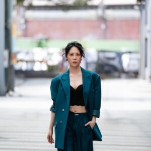 Hsuan-yen Tsai Instagram - 暑假的第二天，人山人海，豔陽高照。
期待來一場大雨降溫，卻又害怕淋的全身濕透的夏天，大家都要多喝水降溫，好好照顧自己，別中暑了唷！❤️

#洪興十三妹  真的也是我很想嘗試的戲路😎🤣

👚： @xoxostylecomtw 
👟： @dafshoes 
💄： @backstage_aga 
💇🏻‍♀️： @naomi_chicshock 
📷： @irexho622 
Agency： @luxporte_official  @nydia.lacitta