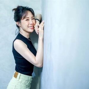 Hsuan-yen Tsai Instagram - 聖誕快樂呀！我愛的人們，我愛的世界。🎄

謝謝耿豪哥把我拍水水！❤️
📷： @wasababy121222