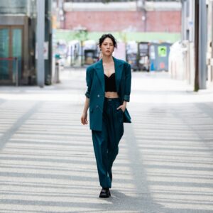 Hsuan-yen Tsai Instagram - 暑假的第二天，人山人海，豔陽高照。
期待來一場大雨降溫，卻又害怕淋的全身濕透的夏天，大家都要多喝水降溫，好好照顧自己，別中暑了唷！❤️

#洪興十三妹  真的也是我很想嘗試的戲路😎🤣

👚： @xoxostylecomtw 
👟： @dafshoes 
💄： @backstage_aga 
💇🏻‍♀️： @naomi_chicshock 
📷： @irexho622 
Agency： @luxporte_official  @nydia.lacitta