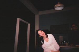 Hsuan-yen Tsai Instagram - 「她的眼睛總是瞇成一直線，笑得大咧咧的。」

第二次婚內失戀回歸，讓我有種好好休息的感覺，劇場就像家一樣，有著熟悉的氣味。

每一個夥伴的眼睛裡都有光，那是一種對創作永不停止的追求，真切的想把每一個細節做到最好，用最誠摯的情感、舞台、燈光打動每一位觀眾。

這次的小柔有別於第一版「天真爛漫」，在2.0版本裡，她活得更理性、更務實，即使嘴上說著甜蜜的話，心裡也由衷悸動，但面對越來越無法理解的小志，漸漸的，她的微笑裡藏了更多的將就。

而她卻誤以為這份將就，是一種勇敢；是一種付出。

小柔與小志彼此呼喚的愛，究竟會敲響何處？
還是永遠得不到回音呢？

————————————————————————

演出舞台上的真實拍攝。
小志透過鏡頭按下快門，捕捉小柔活生生、最真實的樣子。

謝謝劇場小幫手洗出來的底片，真的太喜歡了。

📷 @hjjchieh 

#婚內失戀
#這週五週六見