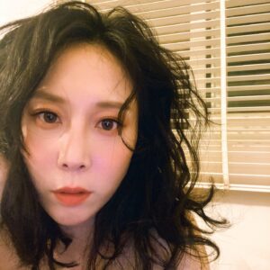 Hsuan-yen Tsai Instagram - 每每拆完頭髮就是一個爆炸性港～🤣
#捲毛花