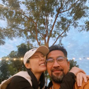 Hsuan-yen Tsai Instagram - 2024第一po。
拍戲中的放假日有人飛奔而來，就是最棒的充電劑啦！