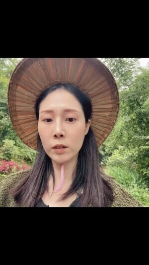 Hsuan-yen Tsai Instagram - 每次休假回到山上老家都有充電放鬆的感覺，有山，有雞，有鵝，有菜園池塘和各式各樣的花。

謝謝爸爸媽媽的愛，出發回家前，車上裝滿一堆食物水果蔬菜衛生紙純露酵素靈芝茶紅棗枸杞龍眼⋯⋯還以為自己去了一趟家樂福。🤣