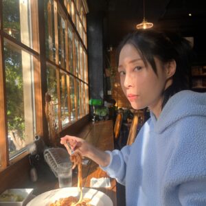 Hsuan-yen Tsai Instagram - 準備迎接2024。
感謝身邊有親愛的家人朋友們的陪伴。
近期喜獲美照一張！喔耶！

2023是很特別的一年，遇見了很多善良溫暖的人，接觸了好多好玩的劇組、劇本、角色，充實的完成了深愛的工作。

當然也看見了很多現實，也更加看懂了人，也更理解自己。人生很多選擇，其實都在一念之間。當不得已得面對到奇怪的人事物的時候，盡量保持開放，保持觀察，保持體貼，保持從容。我也還是會繼續玩耍下去，生活、工作、休息都是。

未來，也請多多指教與陪伴。
新年快樂！❤️

#2023 #2024 #新年快樂 #happynewyear